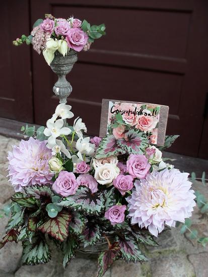 ダリアとバラの上品なアレンジメント