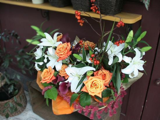 カサブランカとバラのコントラストアレンジ