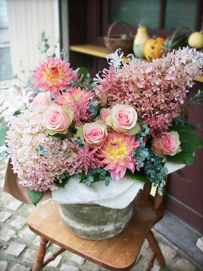 ダリアとバラと水無月のボリュームアレンジ【開店・開業祝いに】