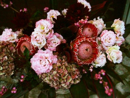 【豪華×シック】プロテアとダリアのアレンジメント