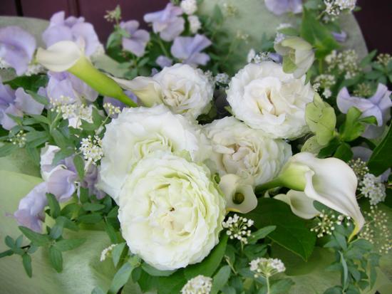 バラと春の小花アレンジメント