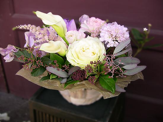 バラとカラーの爽やかアレンジ