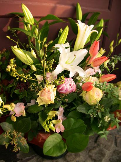 ユリ(カサブランカ)の上品なアレンジメント【ボリューム満点】