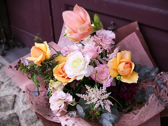 アマリリス(リロナ)とバラのエレガントアレンジ