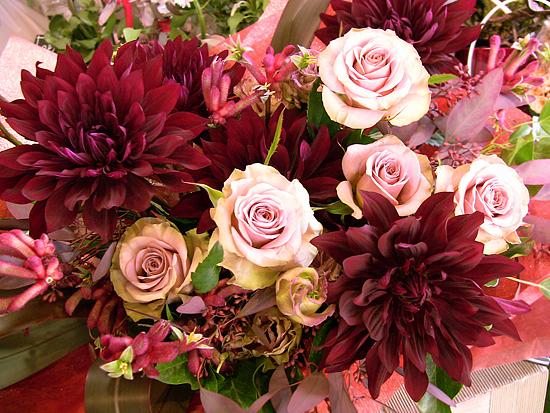 バラ(イプノーズ)と赤いダリアのアレンジ/開店祝い ボリューム満点