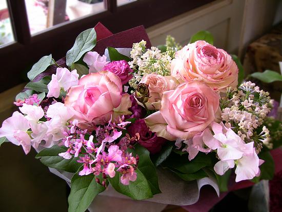 バラとラナンキュラスの記念日アレンジ -グリーンハーモニー