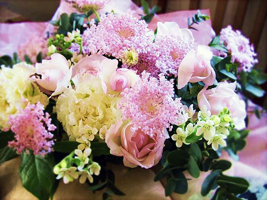 優しい色合いのクリアピンクアレンジメント