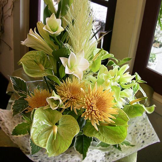 テッポウユリとアンスリュームのグリーンアレンジ