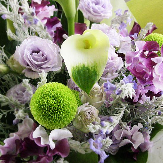 カラーとピンポンマムのお供えアレンジメント【法事花】