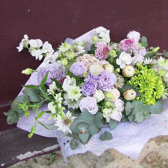 トルコキキョウと小花の清楚なアレンジメント