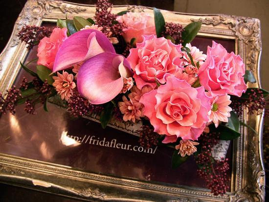 コンパクトアレンジ【結婚記念日・誕生日に】カラー・バラ・シキミア