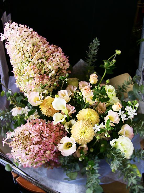 水無月と小花のアレンジメント