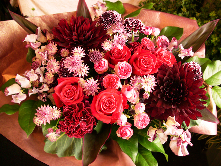 大人かわいいクラシカルローズとダリアのアレンジ