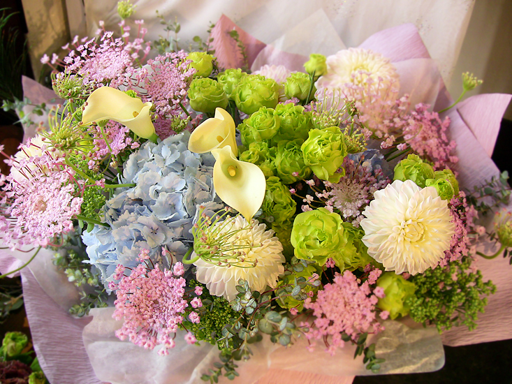 テキスタイル風アレンジメント (ハイドランジア・リシアンサスなど)