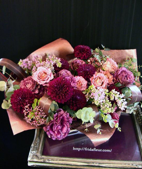 ゴージャス!ダリアとリシアンサスのアレンジメント