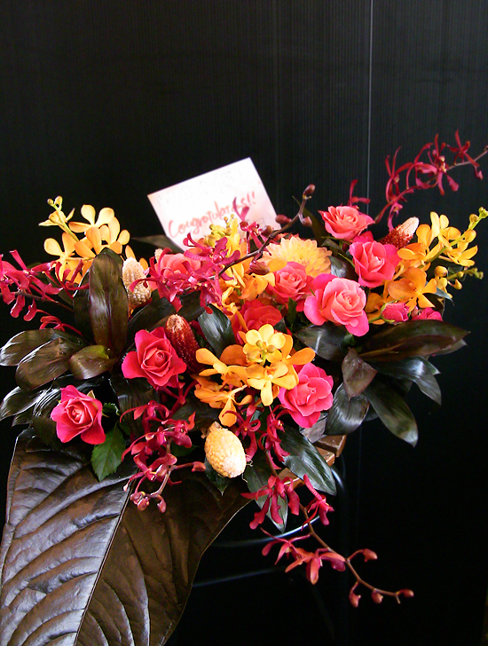 モカラとバラとブラックリーフのアレンジメント