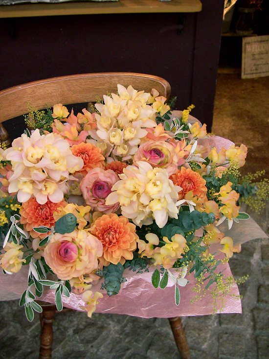 ボリュームたっぷり!ダリアのマジックカラーアレンジ