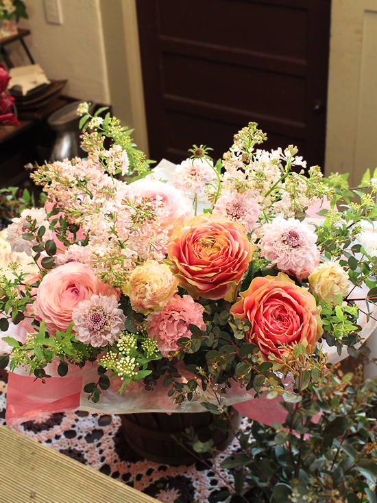 スカビオサと小花のパステルピンクアレンジ