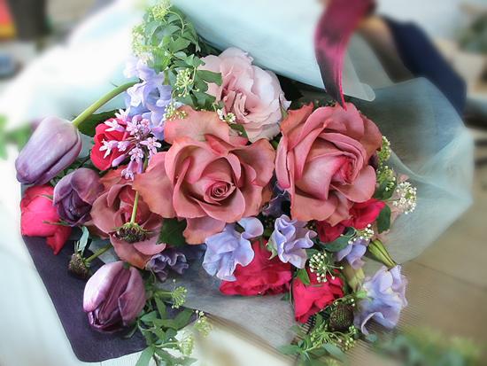 バラとチューリップの季節のブーケ