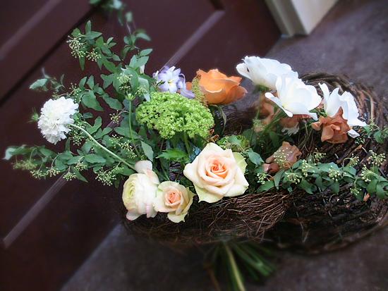 小花たっぷりネスト(鳥の巣)のブーケ(花束)
