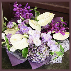 アンスリュームとトルコキキョウ・蘭のお供えアレンジメント