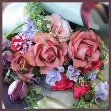 バラとチューリップの季節のブーケ